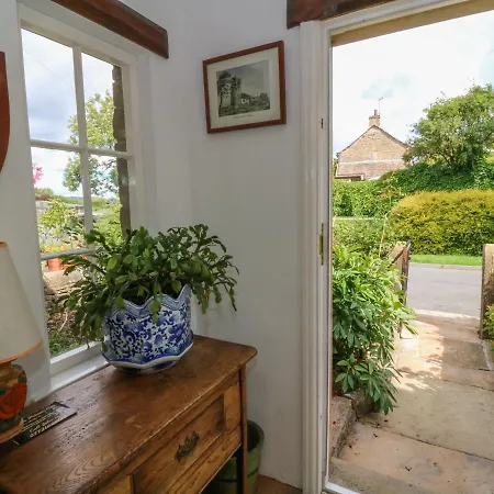 Holiday home Sally's *